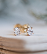 Oval Solitaire Stud