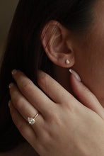 Pear Solitaire Stud